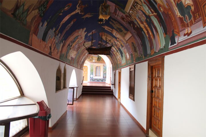 Кипр Киккос внутренний дворик монастыря