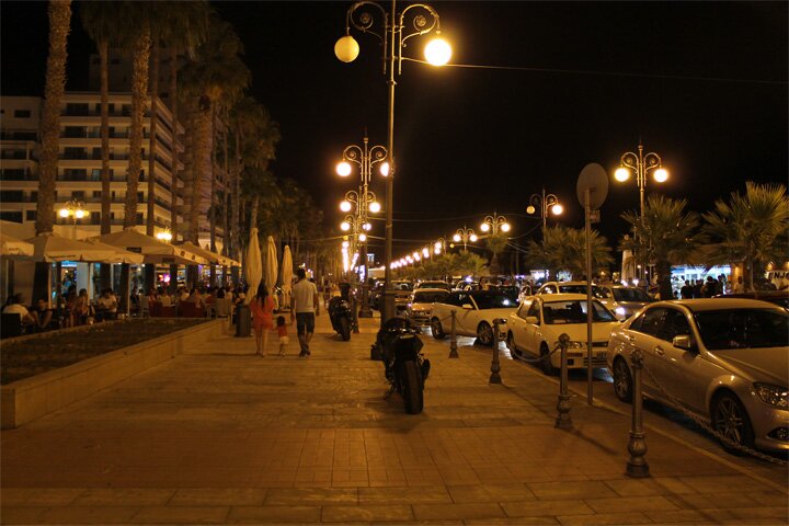 Ночная Ларнака - набережная улица