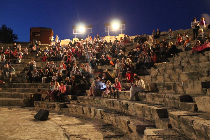 Ночной Кипр - Курион амфитеатр перед началом представления