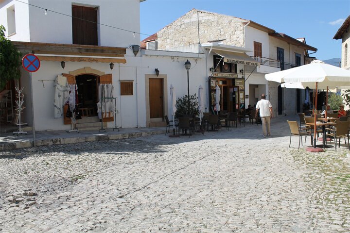 Деревеньки Кипра - Омодос - центральная площадь, здесь брущатка из камня вставленных ребром в землю