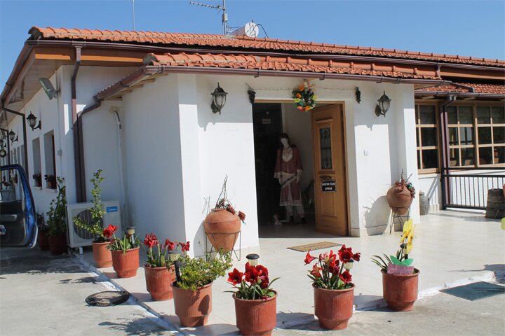 Деревеньки Кипра - Омодос -одна из виноделен - магазин в округе