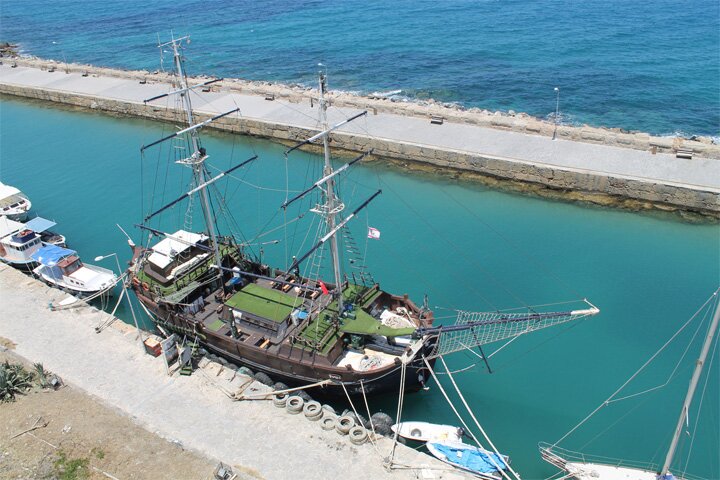 Вид с крепости на Кирениский порт