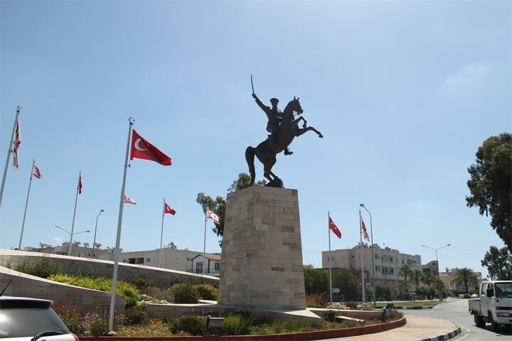Турецкий Кипр - памятник генералу захватившему часть острова