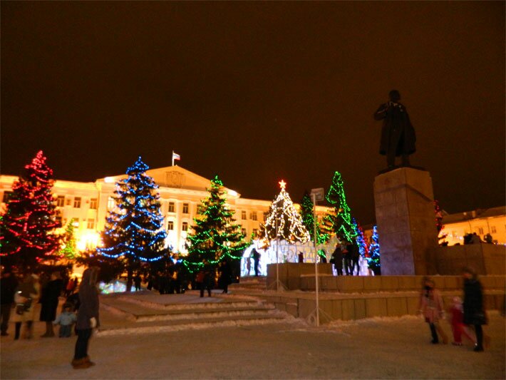 Курган 2014 новогодняя елка - центральная площадь Ленина