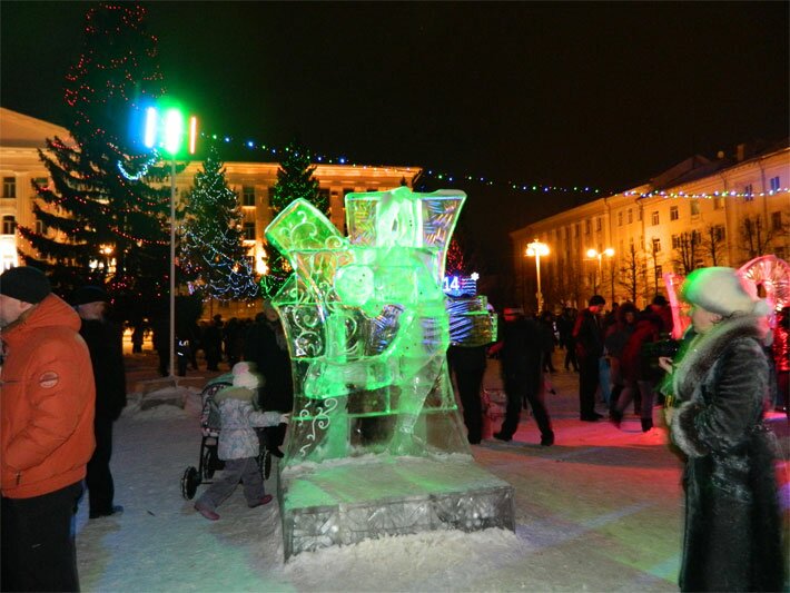 Курган 2014 новогодняя елка - центральная площадь Ленина